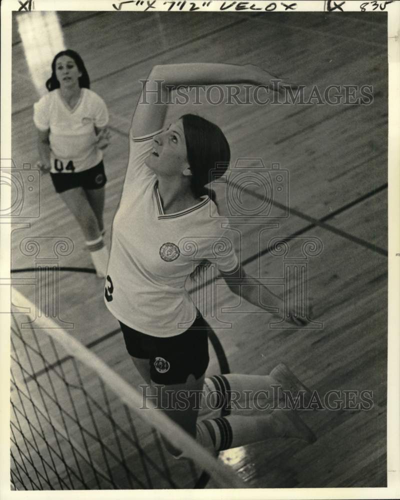 1974 Press Photo All-Louisiana Volleyball Players Kim Shaw, Sandy Paternostro - Historic Images