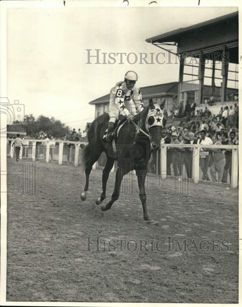 1970 Press Photo Jockey Dave Whited Riding &quot;List&quot; at Sugar Bowl Handicap Race- Historic Images