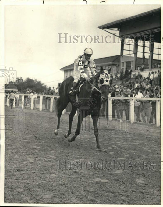 1970 Press Photo Jockey Dave Whited Riding "List" at Sugar Bowl Handicap Race- Historic Images