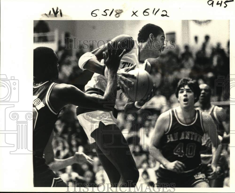 1983 Press Photo Tulane vs. University of Texas Basketball Game - nos32415 - Historic Images