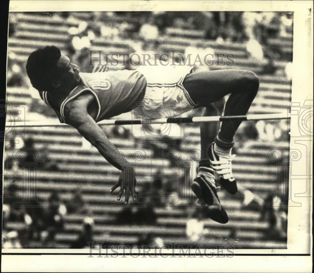 1972 Press Photo Gene White at High Jump at AAU National Championships- Historic Images