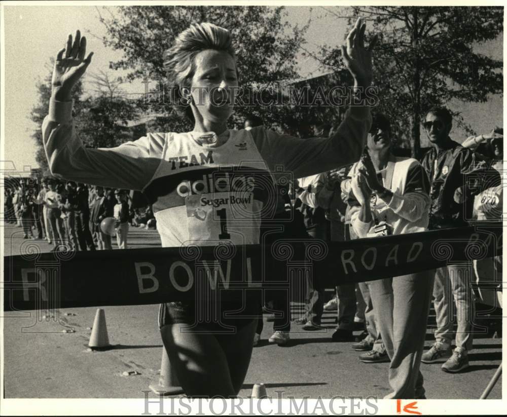 1985 Press Photo Brenda Webb Finishing Sugar Bowl 10-K Road Race - nos32454- Historic Images