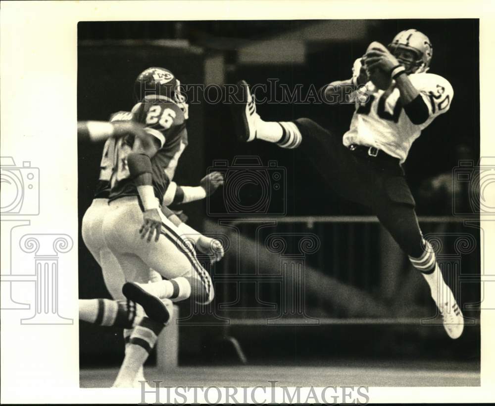 1982 Press Photo Wayne Wilson of New Orleans Saints Catches Touchdown Pass- Historic Images