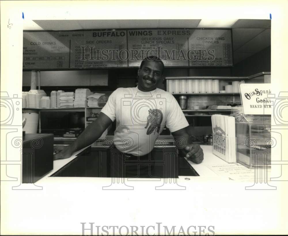 1990 Press Photo Former Football Player Lyman White at Buffalo Wings - nos32574 - Historic Images