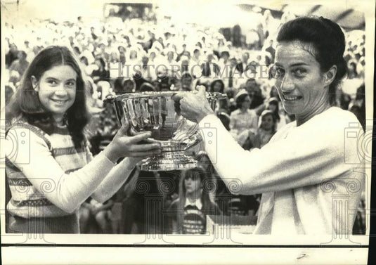 1973 Press Photo Virginia Wade Receiving Maureen Connolly Brinker Tennis Trophy - Historic Images