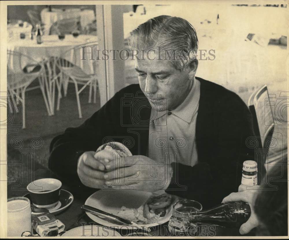 1966 Press Photo Golfer Bob Winninger Eating a Meal - nos32642- Historic Images