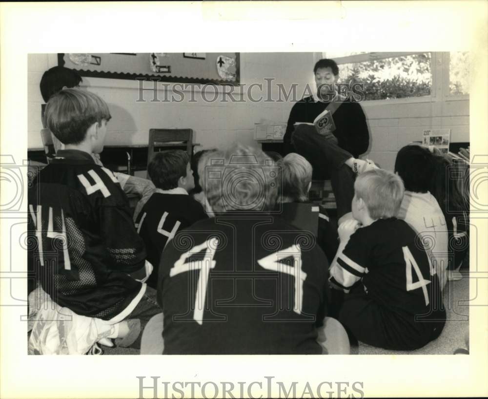 1989 Dave Waymer Reading to Kids at St. Martin&#39;s Episcopal School - Historic Images