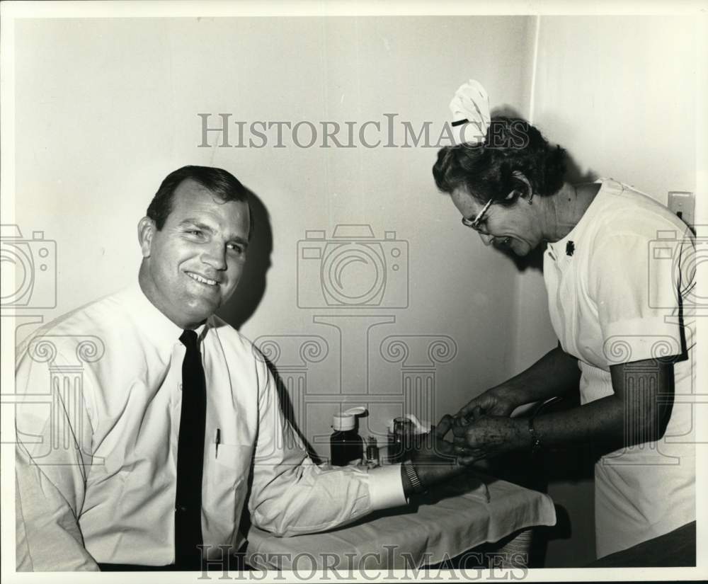 1968 Press Photo Nurse Beatrice Upton with Joe Wendryhoski of New Orleans Saints- Historic Images