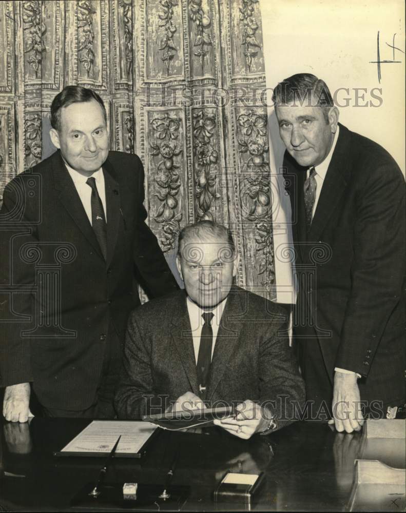 Press Photo Johnny Vaught Signing with Ole Miss Officials - nos32917 - Historic Images