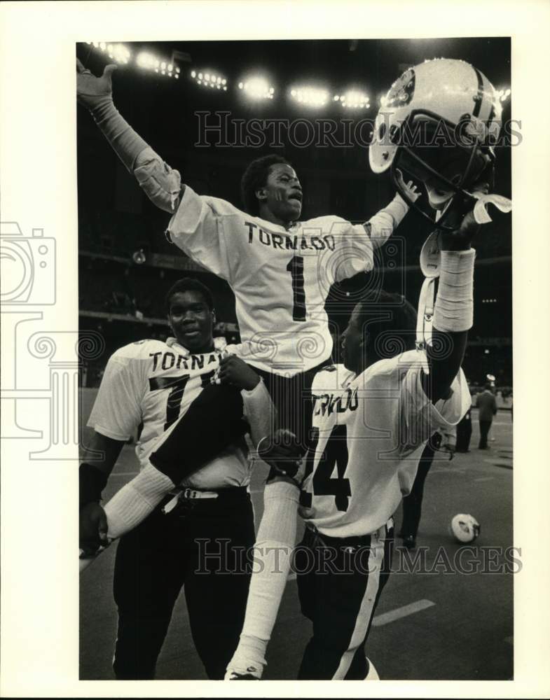 1984 Press Photo Tornado&#39;s Paul Williams Gets Victory Ride from Teammates - Historic Images