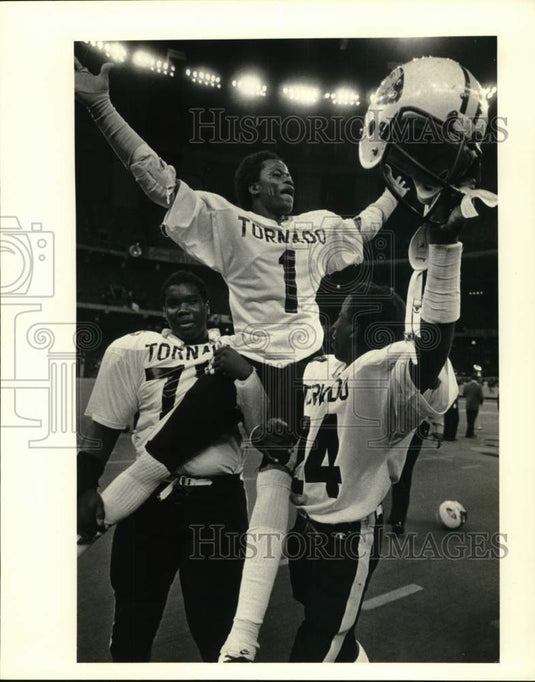 1984 Press Photo Tornado's Paul Williams Gets Victory Ride from Teammates - Historic Images