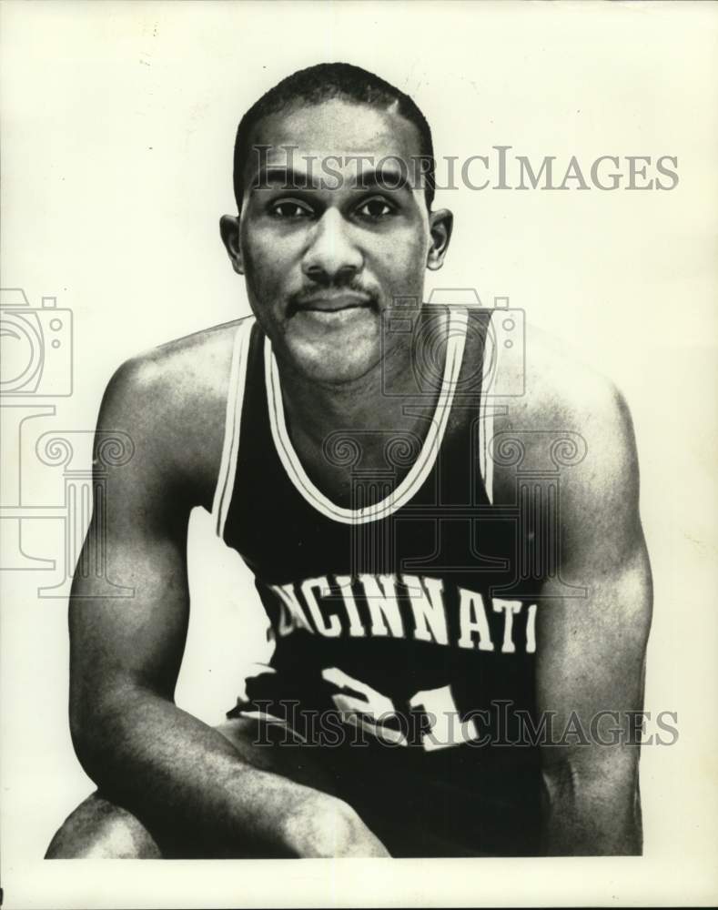 1968 Press Photo Flynn Robinson, Cincinnati Basketball Player - nos33448- Historic Images