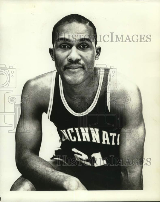 1968 Press Photo Flynn Robinson, Cincinnati Basketball Player - nos33448- Historic Images