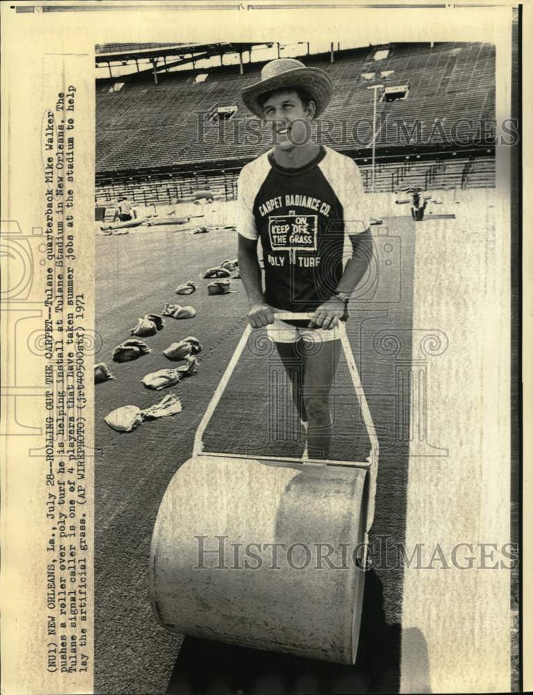 1971 Press Photo Quarterback Mike Walker Laying Turf at Tulane Stadium - Historic Images