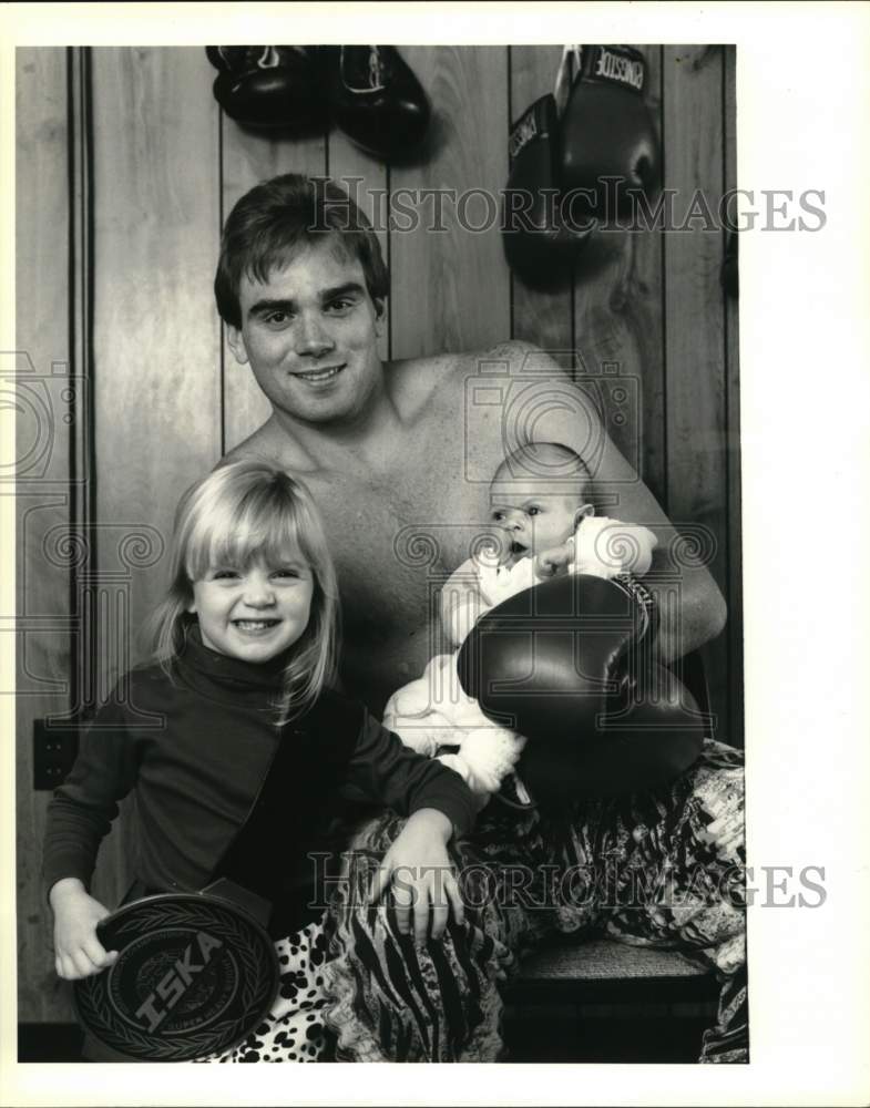 1990 Press Photo Kickboxer Kevin Rosier with Daughters Lauren & Melissa - Historic Images
