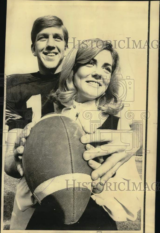 1970 Press Photo Quarterback Mike Walker & Homecoming Queen Beverly Bennett- Historic Images