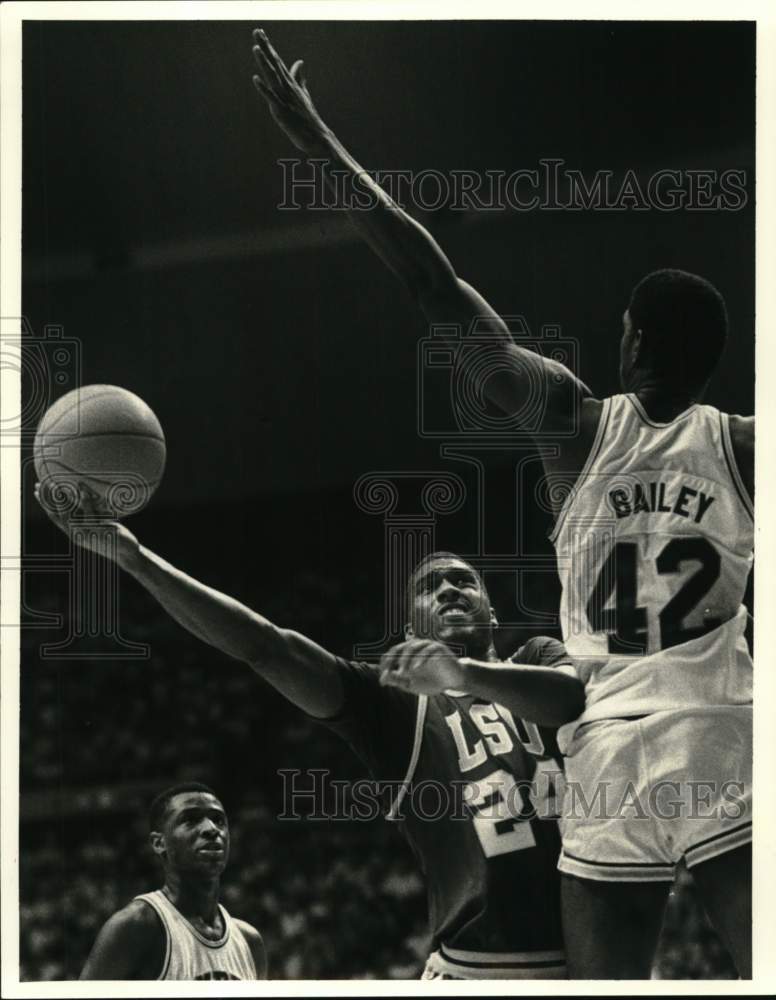 1986 Press Photo John Williams of LSU Basketball Team Goes Against Opponents - Historic Images