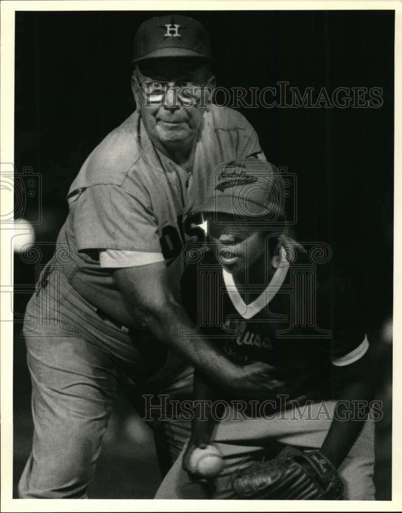 1989 Press Photo Noddy Saragusa Coaching Phillip Robinson in Baseball - Historic Images