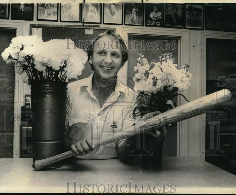 1976 Press Photo Baseball Player and Florist Ken Wollenberg - nos33958 - Historic Images