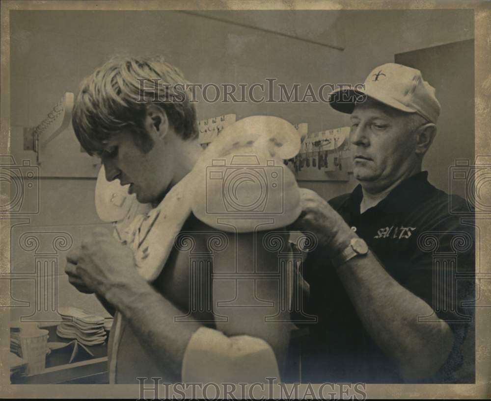 1971 Press Photo New Orleans Saint Steve Preece, Equipment Manager Chuck Ziober- Historic Images