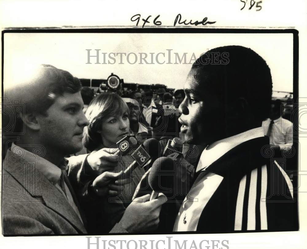 1981 Press Photo Herschel Walker with Reporters at New Orleans Airport- Historic Images