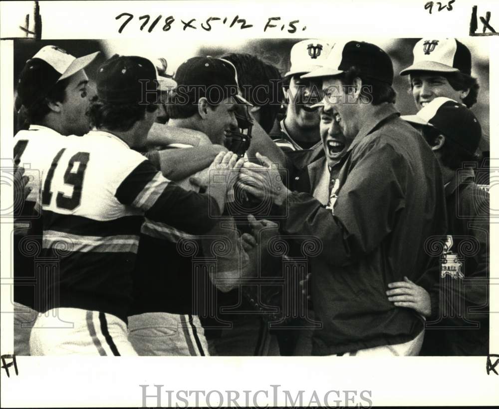 1980 Press Photo Tulane Baseball Players Celebrating During Game vs. UNO - Historic Images