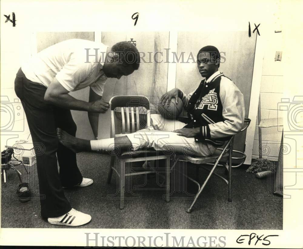 1985 Press Photo Watson Jones &amp; Basketball Player Donald Royal - nos34038 - Historic Images