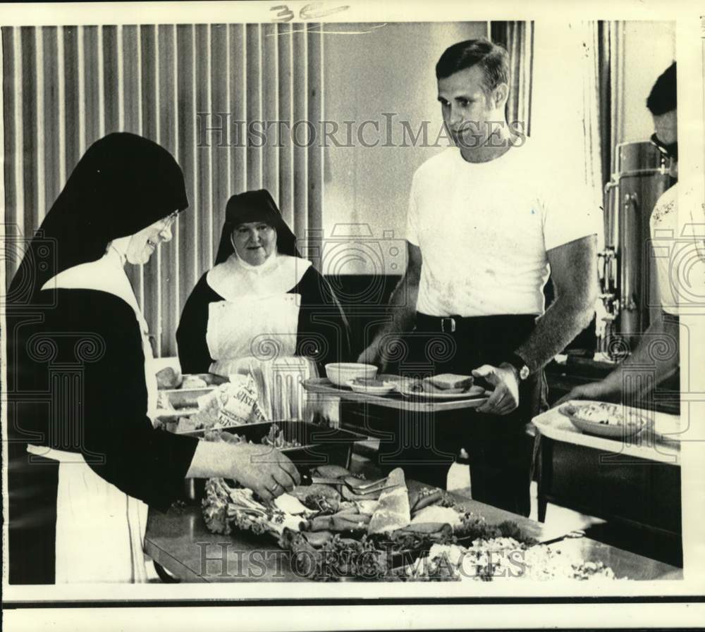 1970 Press Photo John Rush Served Lunch by Nuns at Pittsburgh Steelers Camp- Historic Images