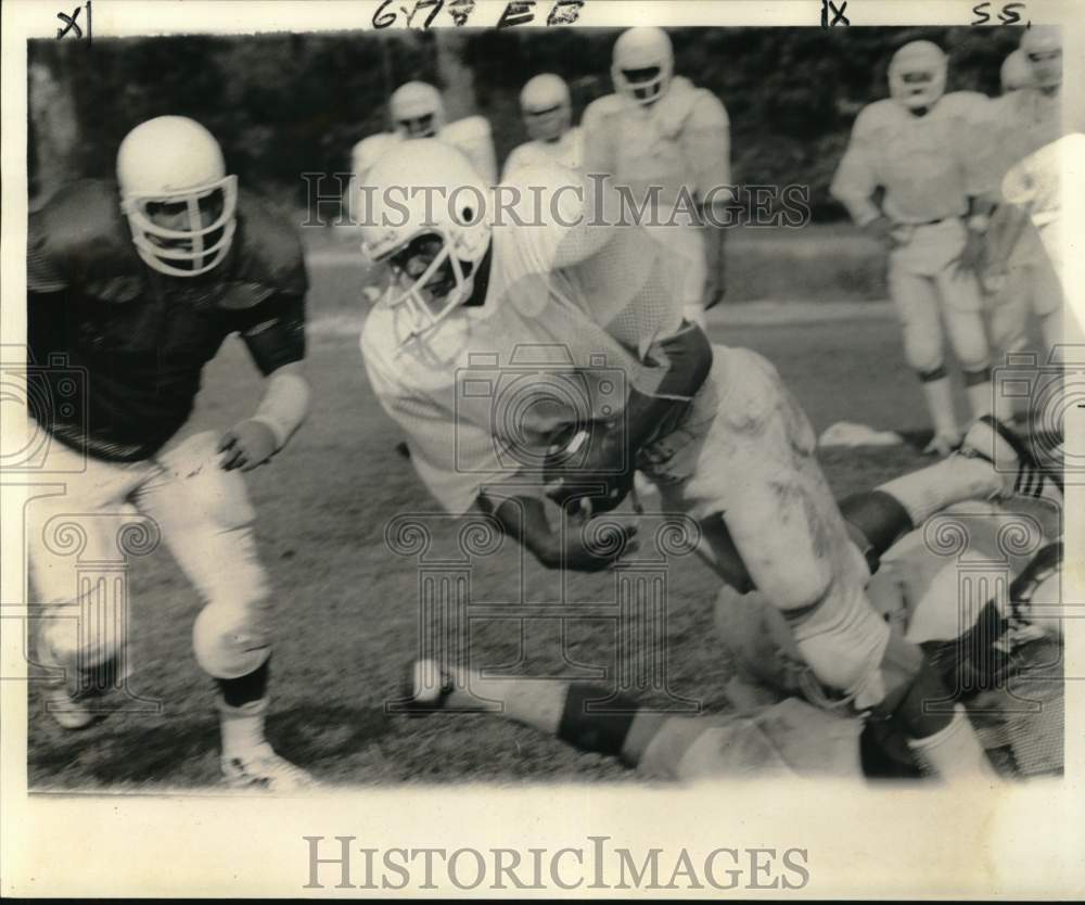 1977 Press Photo Tulane Football Player Reggie Scott During Play - nos34185 - Historic Images