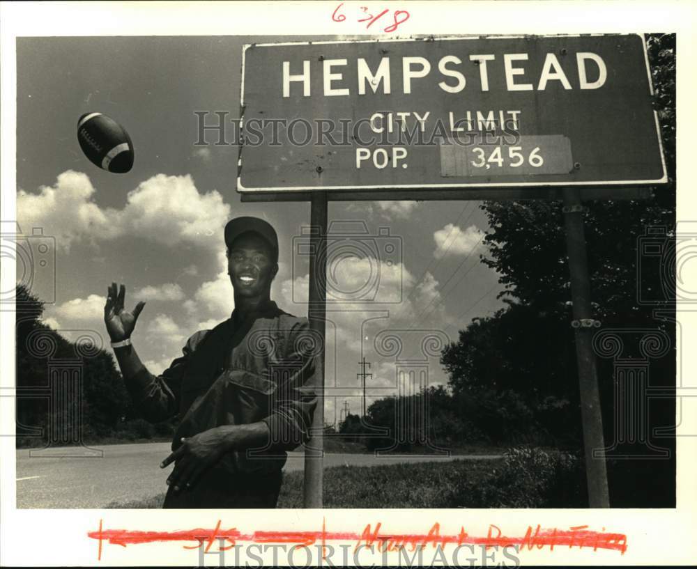 1986 Press Photo Harvey Williams, LSU Running Back at Hempstead Population Sign - Historic Images