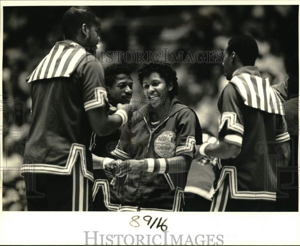 1986 Press Photo Lynette Woodard with Harlem Globetrotters in Baton Rouge - Historic Images