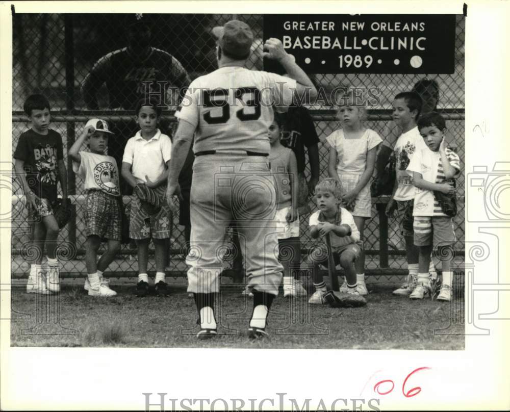 1989 Press Photo Noddy Saragusa with Kids at Greater New Orleans Baseball Clinic - Historic Images