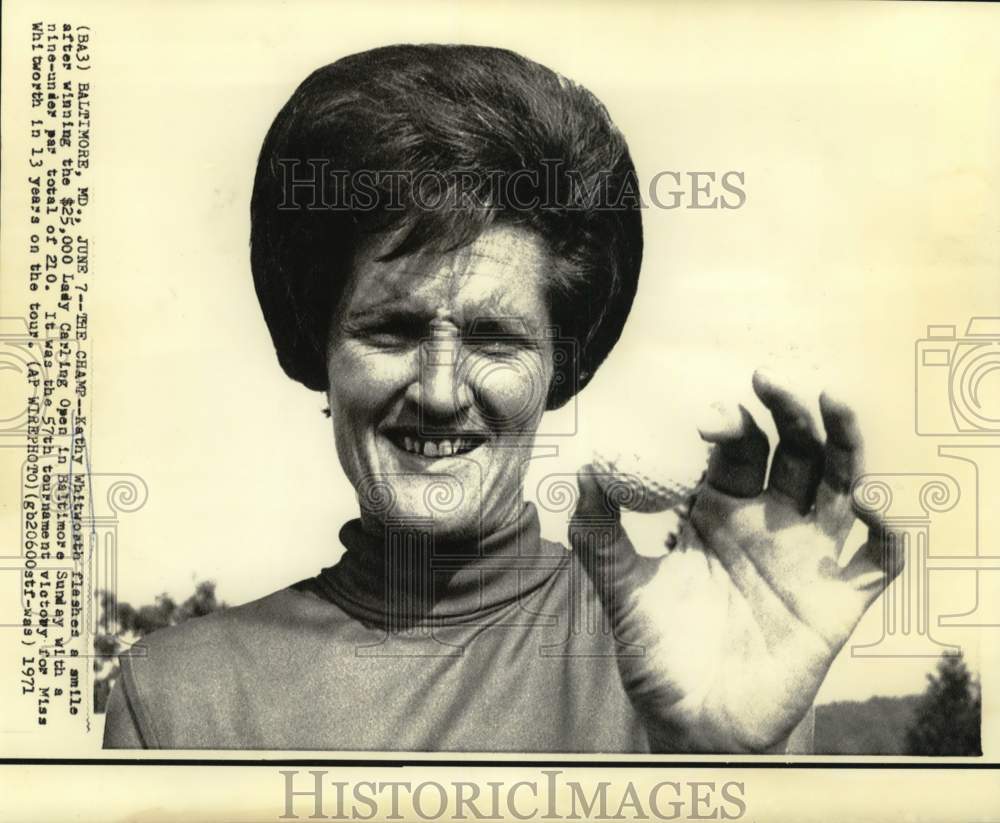 1971 Press Photo Golfer Kathy Whitworth After Winning Lady Carling Open- Historic Images