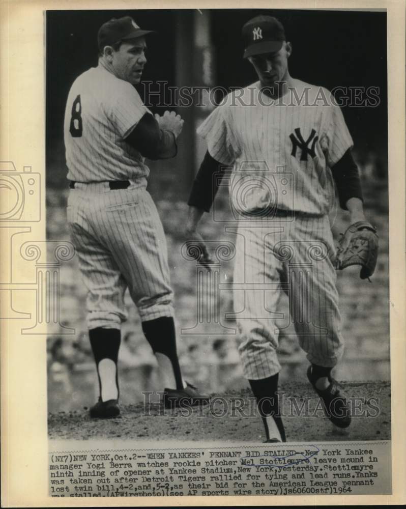 1964 Press Photo Yankee manager Yogi Berra watches Mel Stottlemyre leave mound. - Historic Images