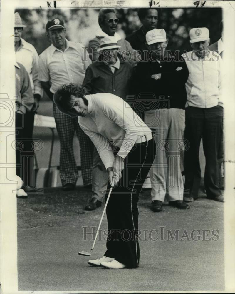 1974 Press Photo Golfer Stan Stopa swings while the crowd watches. - nos34573 - Historic Images