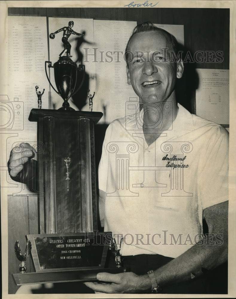 Press Photo Bob Strampe holds Jaycees Crescent City Open Bowling Tournament.- Historic Images