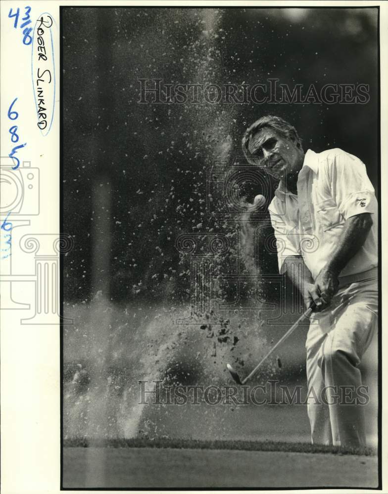 1983 Press Photo Golfer Roger Slinkard hits shot out of the sand. - nos34673- Historic Images