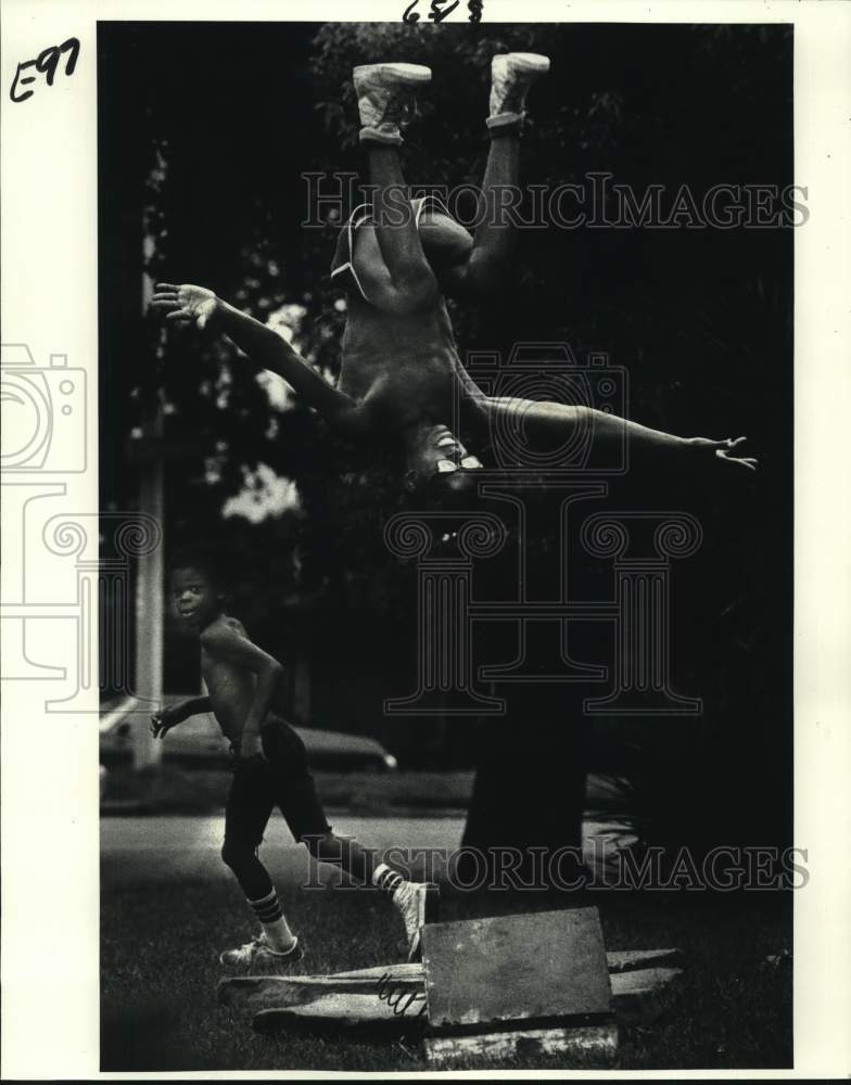 1982 Press Photo John Smith, 16, completes a flip off a homemade sprin ...