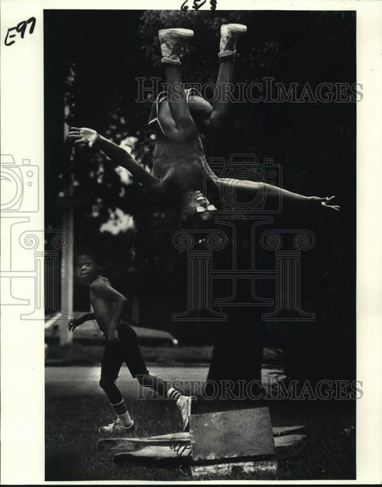 1982 Press Photo John Smith, 16, completes a flip off a homemade springboard- Historic Images