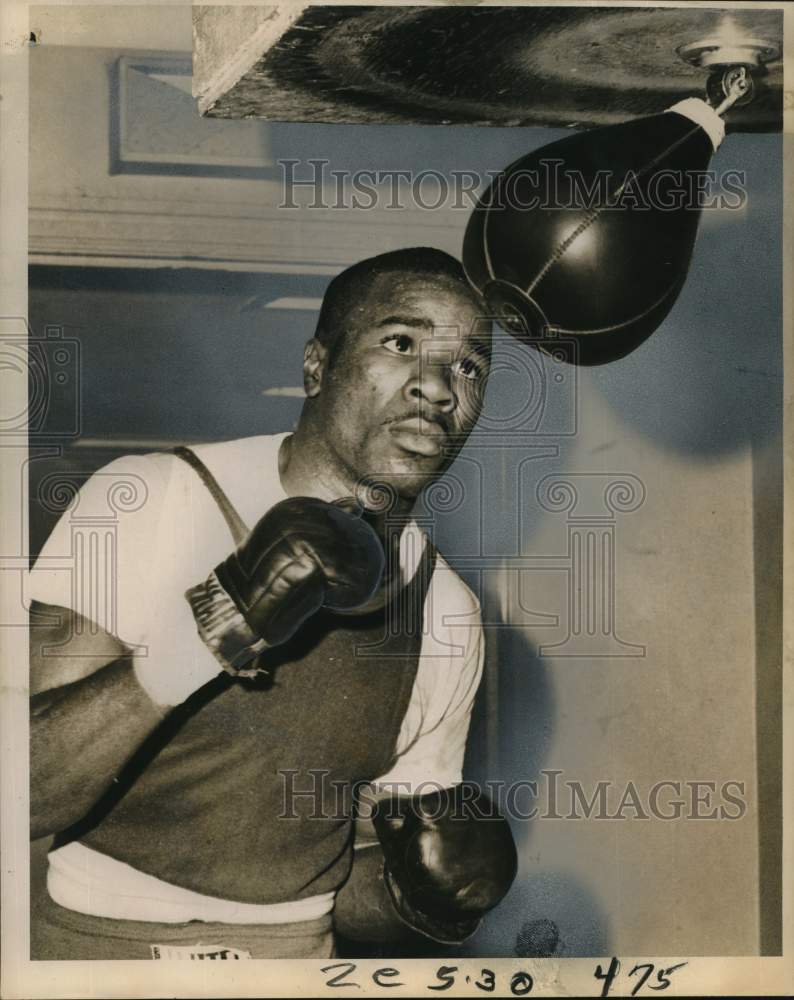 1967 Press Photo Boxer Johnny Smith prepares for his bout with Jesse Smith- Historic Images