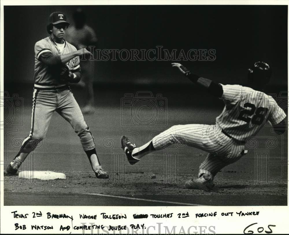 1982 Press Photo Texas 2nd baseman Wayne Tolleson &amp; Yankee Bob Watson on field.- Historic Images