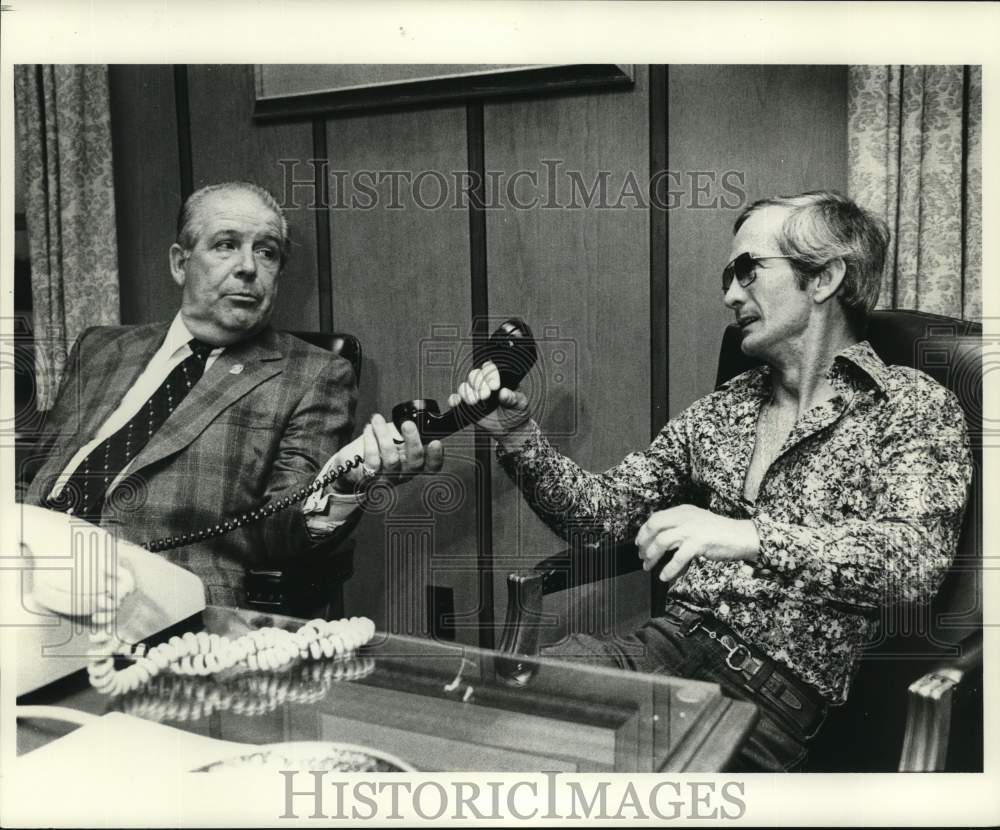 1977 Press Photo Jockey Willie Shoemaker takes a phone call. - nos34746 - Historic Images