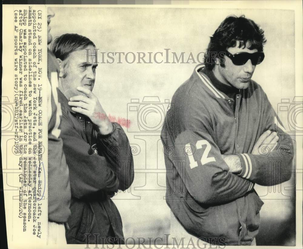 1975 Press Photo Jets QB Joe Namath &amp; new Ken Shipp watch practice - Historic Images