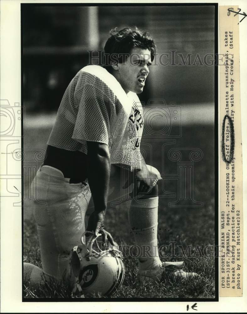 1982 Press Photo Chalmette High football running back Jeff Volpe takes a break- Historic Images