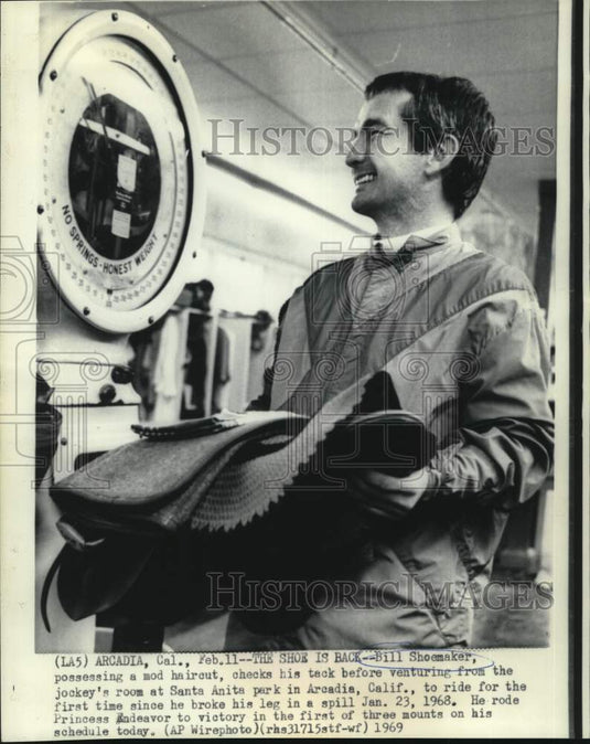 1969 Press Photo Jockey Bill Shoemaker weighs in for 1st race since accident- Historic Images