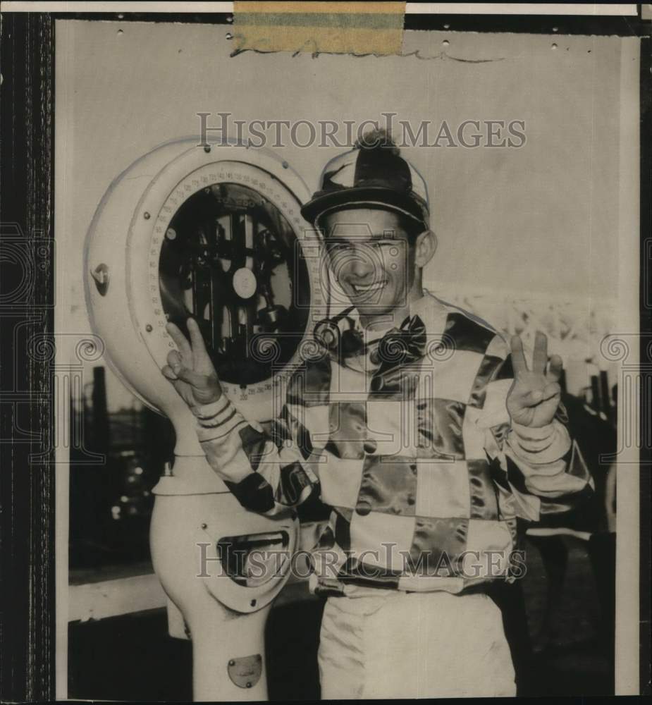 Press Photo Jockey Willie Shoemaker weighs in, required before and after a race - Historic Images