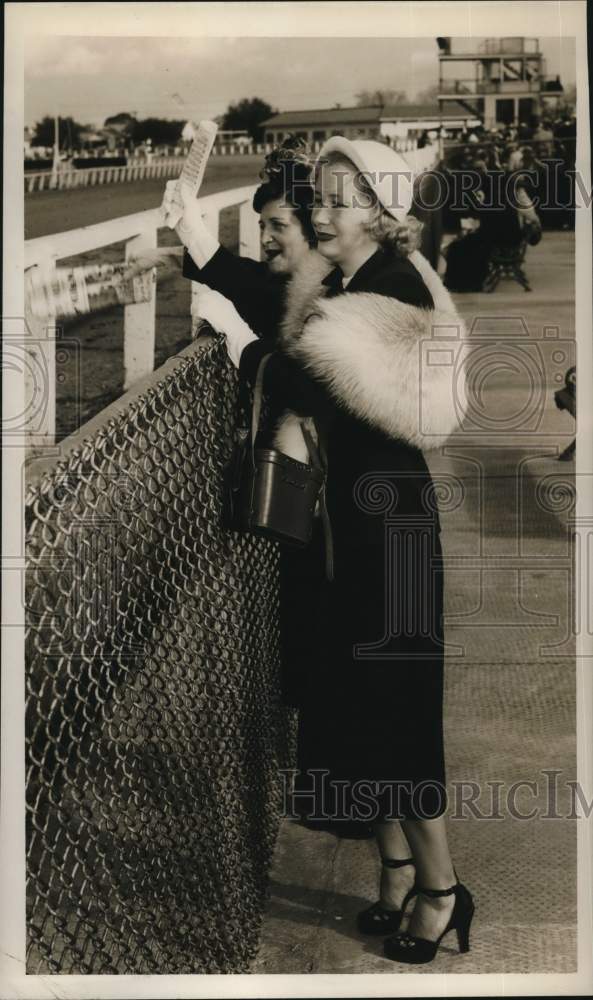 1951 Press Photo Mrs. Willie Shoemaker, wife of champion jockey, at the track- Historic Images