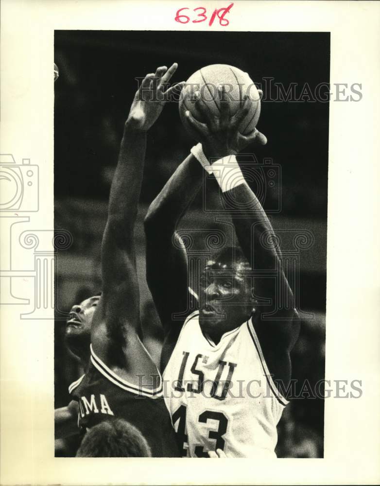 1988 Press Photo OK&#39;s Stacey King tries to block shot of LSU&#39;s Jose Vargas- Historic Images