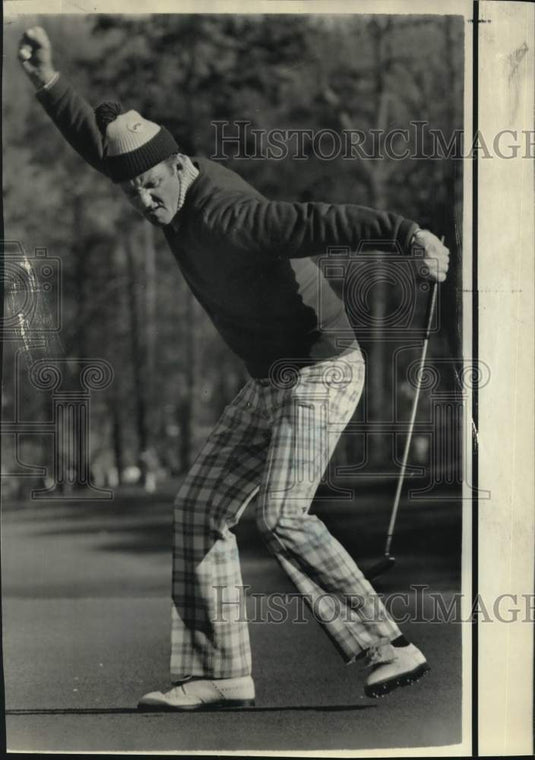 1975 Press Photo Ken Still coaxes putt in during Greensboro Open golf tourney- Historic Images