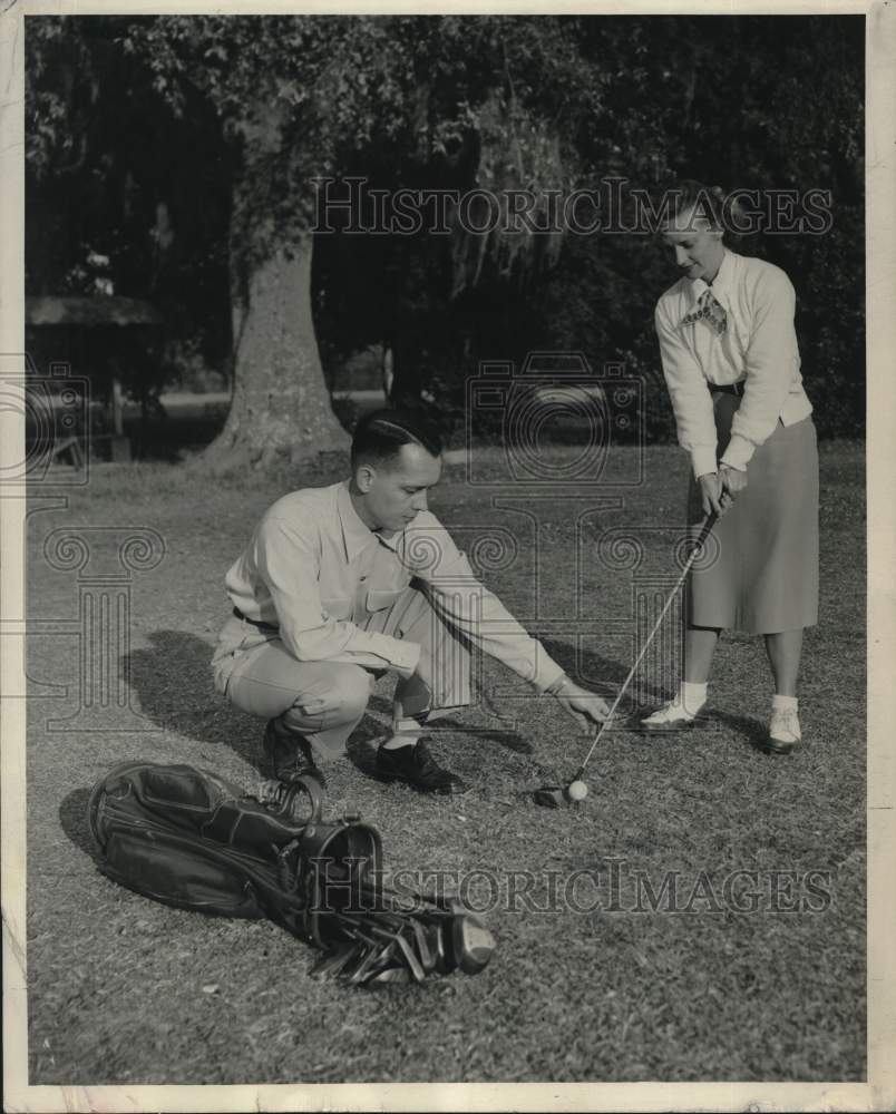 1953 Press Photo Jimmy Stewart gives pointers to wife Pat at Audubon Golf Club- Historic Images